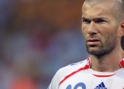 开云在线直播-钢铁防线与意志洪流，德里赫特一夫当关，勒沃库森狂潮冲垮黄色潜水艇