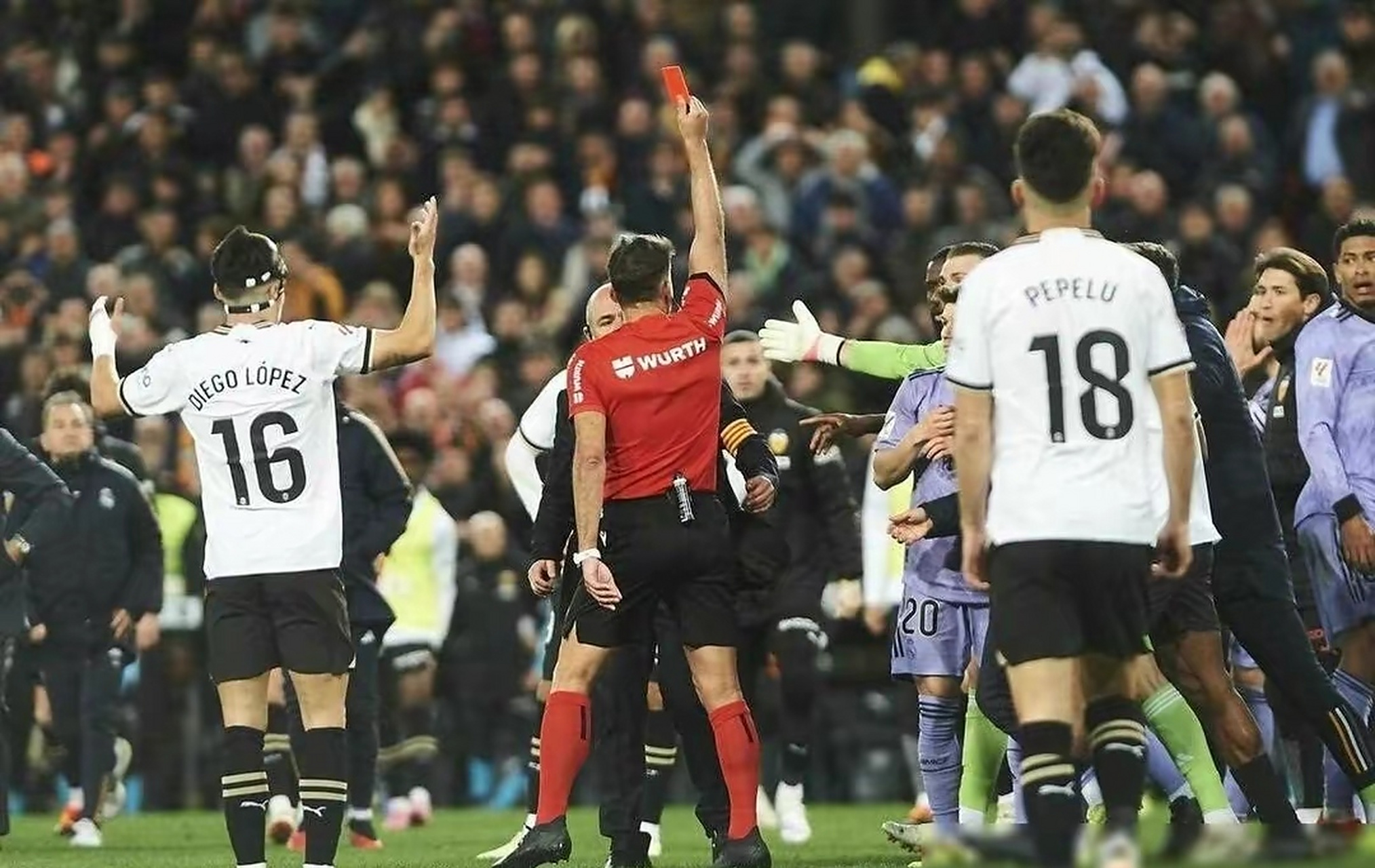 包含皇马逆转赢瓦伦西亚，全队士气高涨的词条