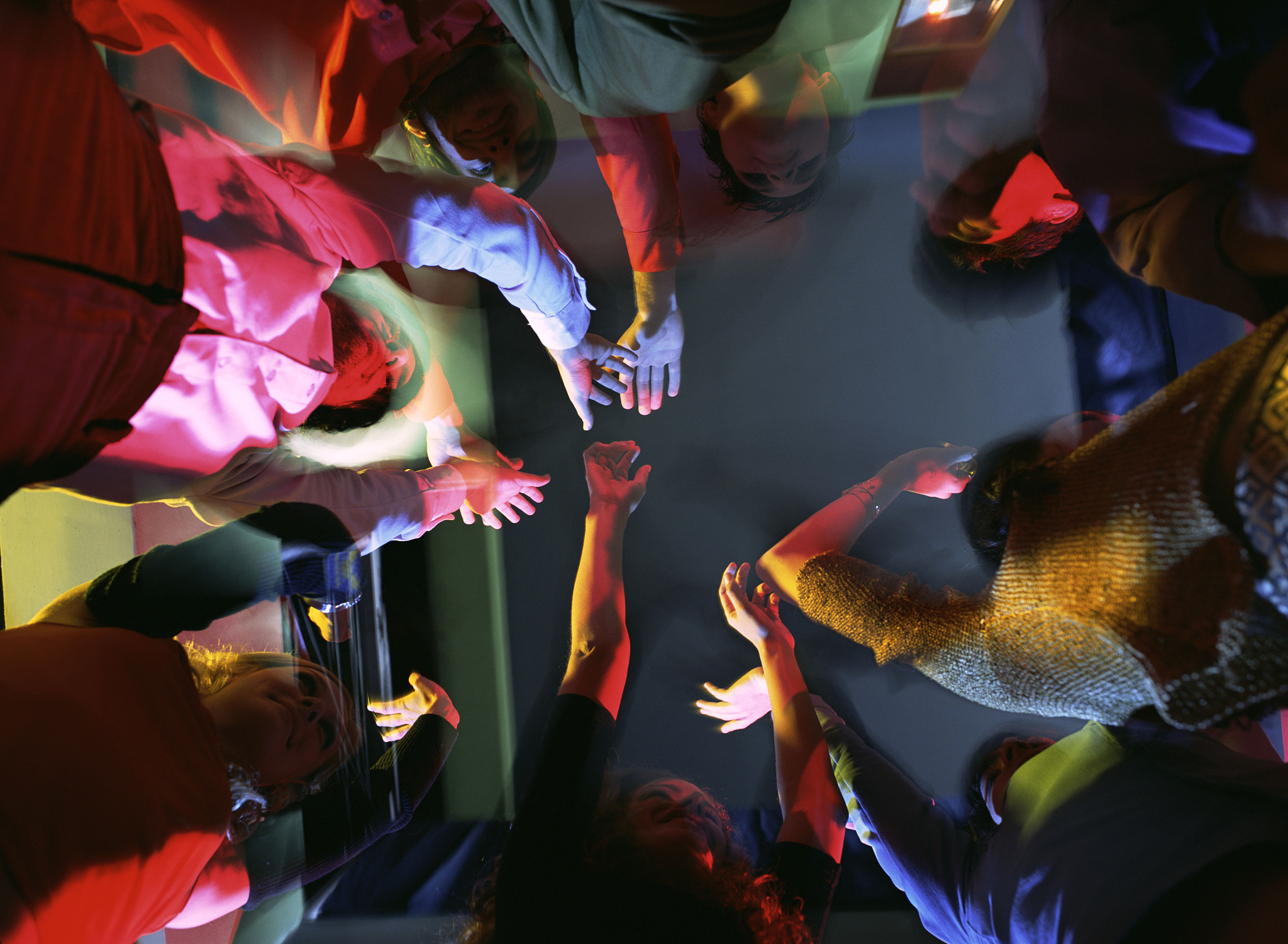 比赛现场狂欢，观众陶醉其中的简单介绍