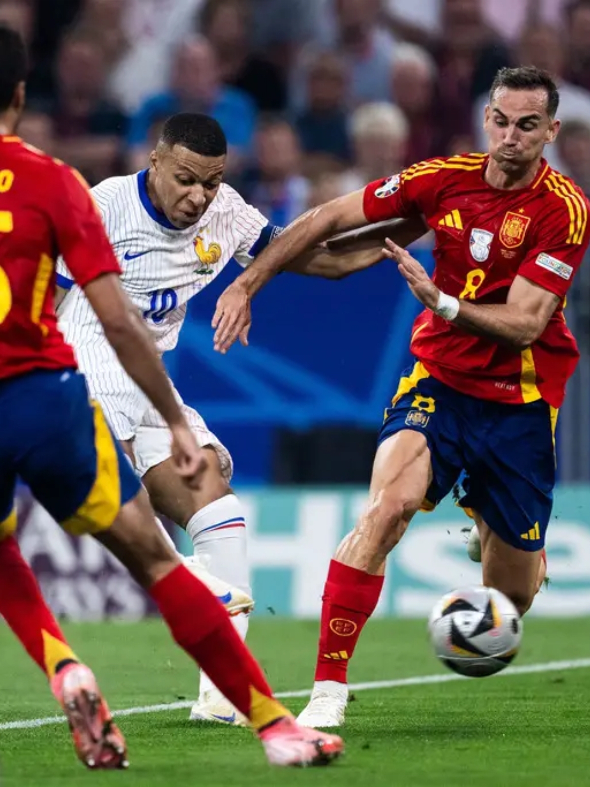 冠军联赛精彩纷呈，欧洲豪门实力对决的简单介绍