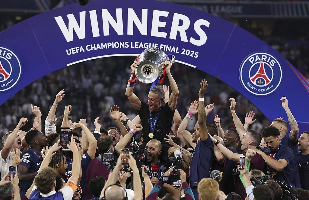 曼联主场击败AC米兰，成功晋级欧冠半决