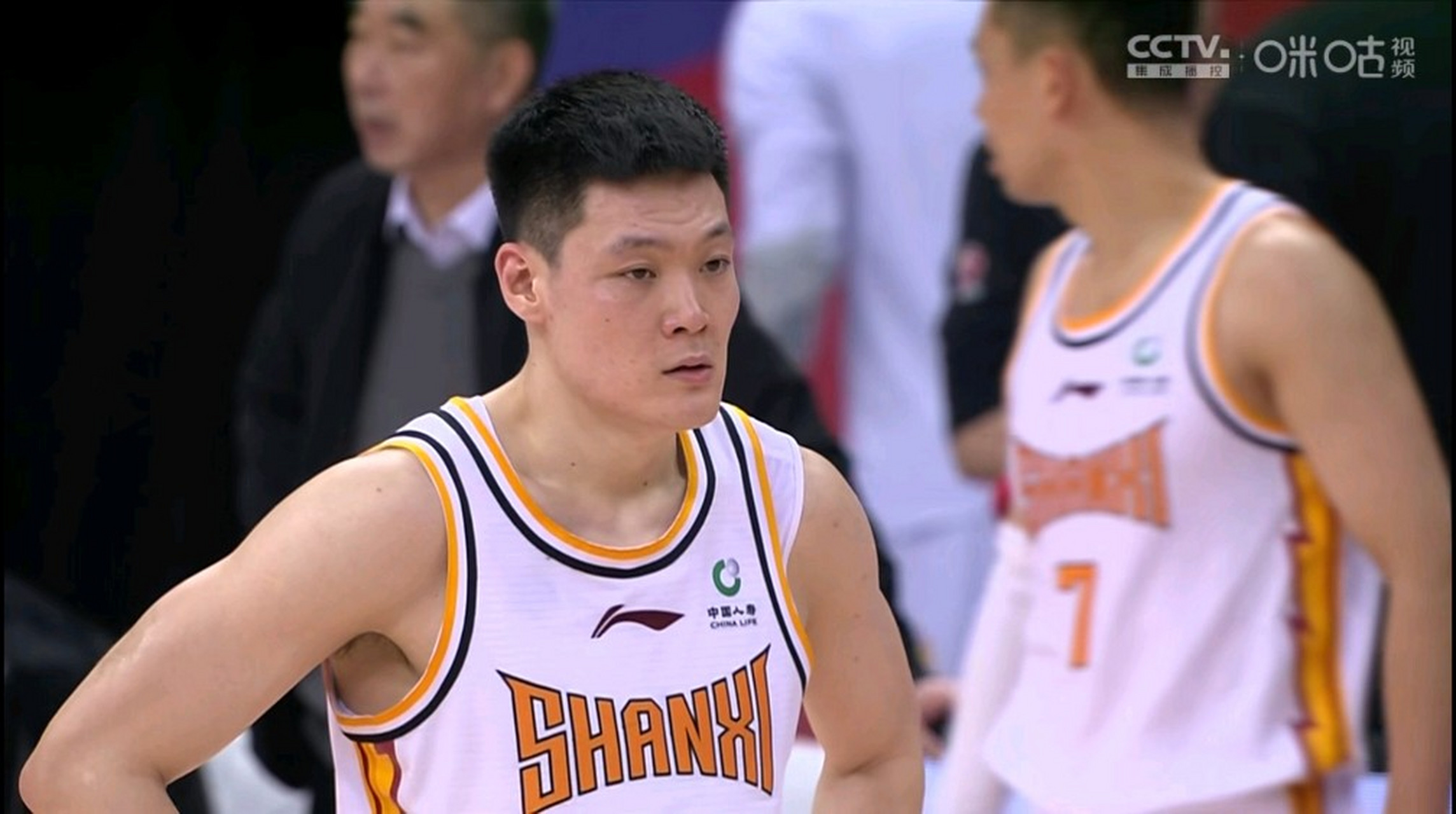 湖北男篮奋力拼搏，生龙活虎