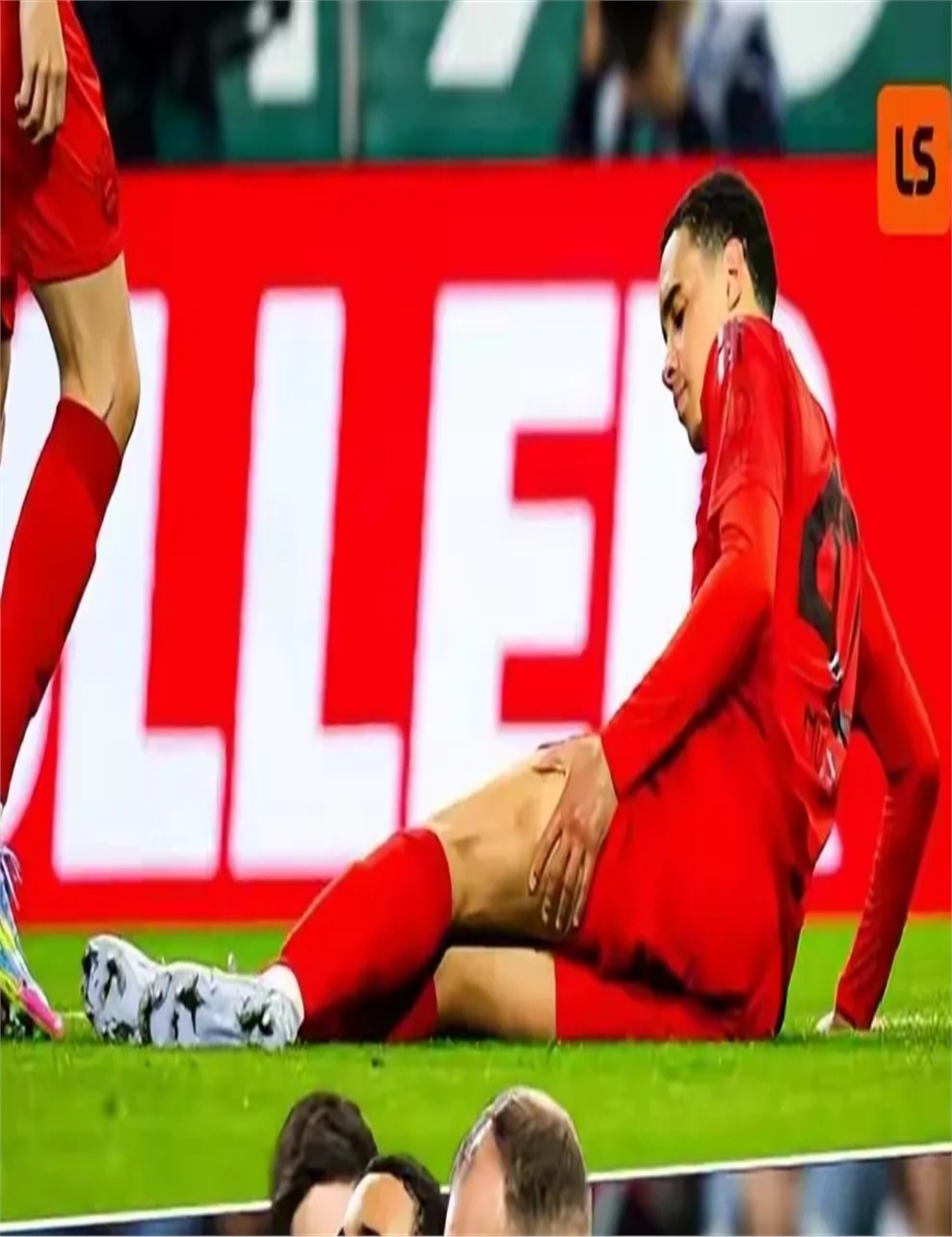 关于火药味十足：球场上的激烈比拼的信息