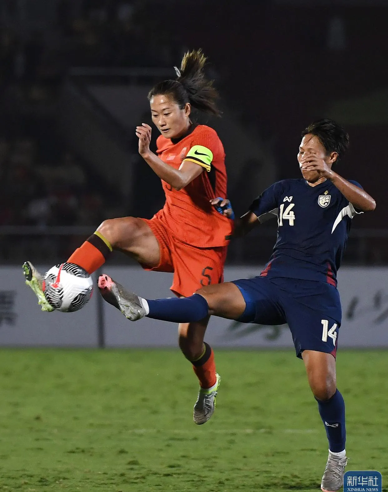 包含崭露头角的后备之星：女足比赛中的耀眼光芒的词条