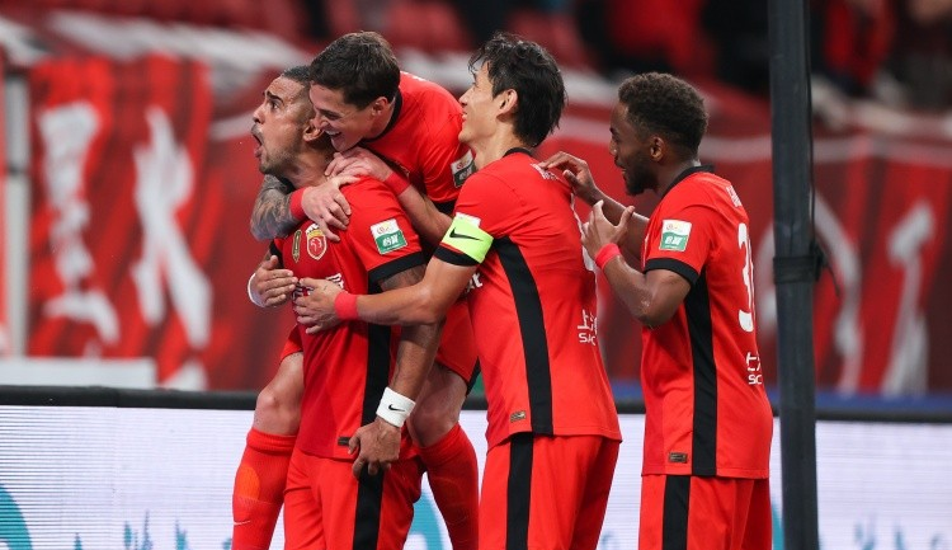 包含卡昂球员突破对手防线攻入进球帮助球队胜利的词条