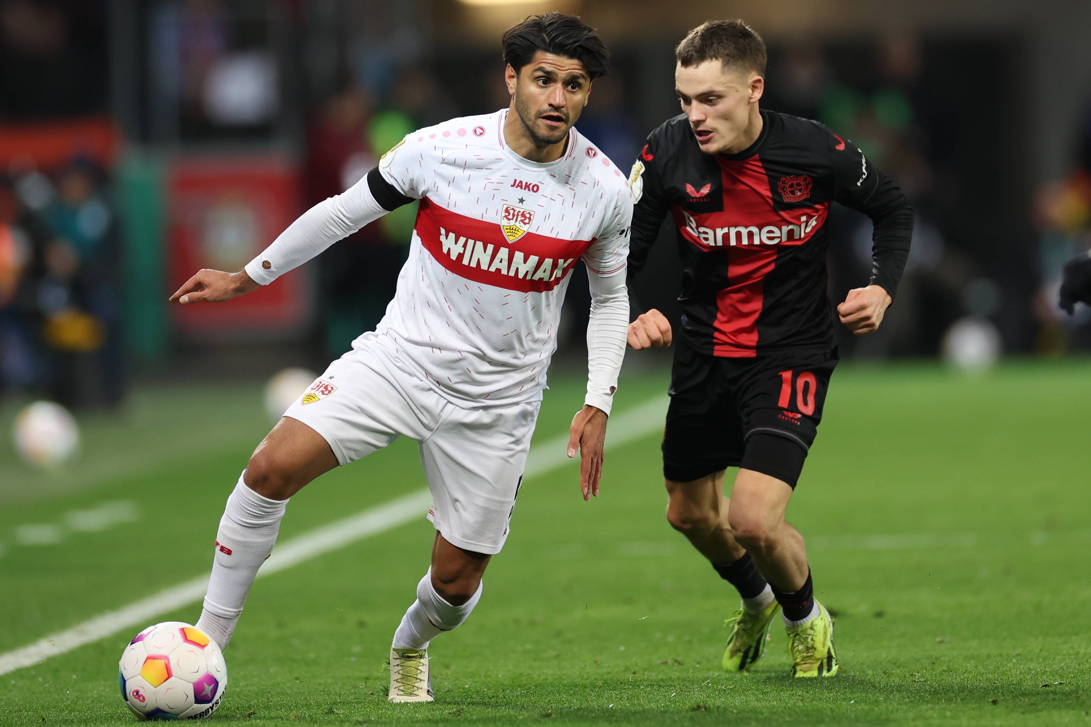 包含莱切主场被维罗纳逼平，保级形势越发严峻的词条