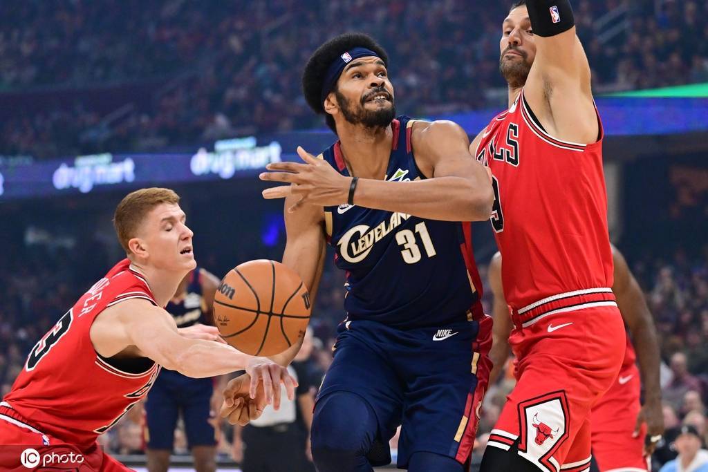 关于公牛绝地反击立陶宛男篮，萨姆·米切尔送出助攻的信息