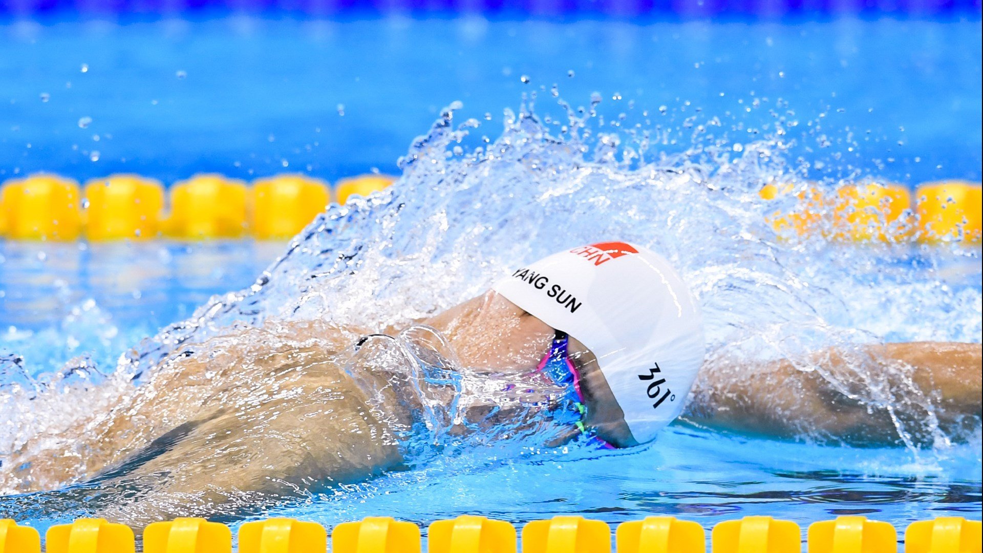 法拉利逆转阿斯顿马丁，拉塞尔关键制胜，一场策略与勇气的经典对决